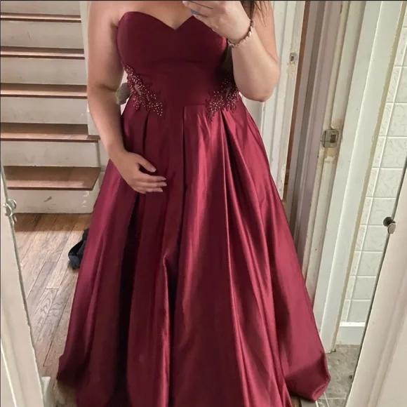 burgundy prom dress windsor Fran Formal Crepe Sweetheart Column Dress